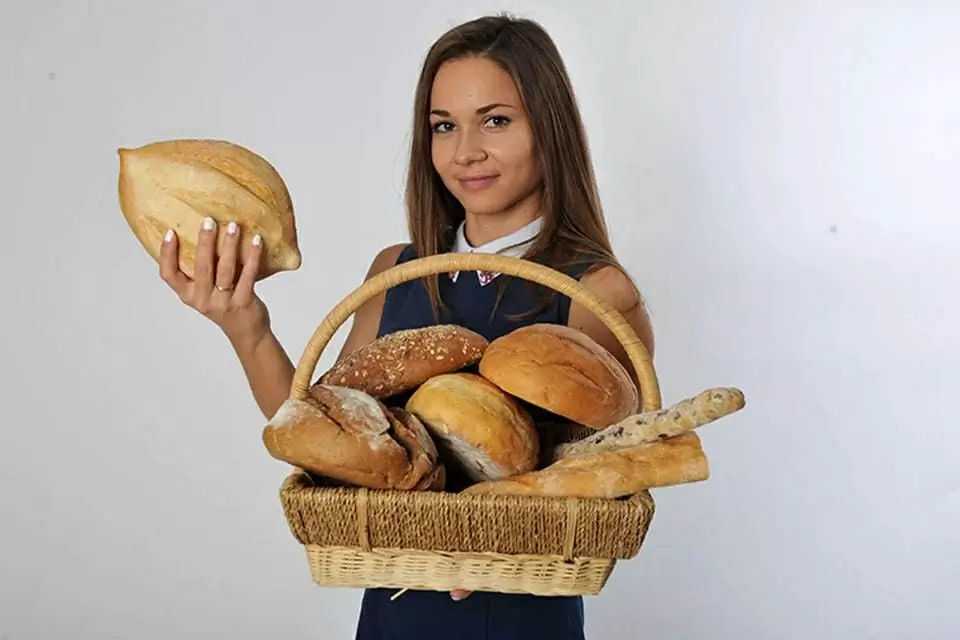Почему магазинный хлеб долго сохраняет свежесть: секреты от эксперта