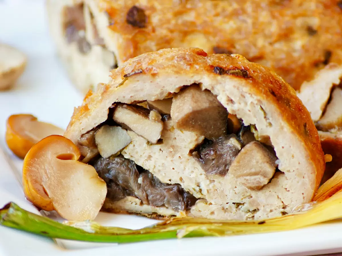 Рулет с лесными грибами: праздник для гурманов