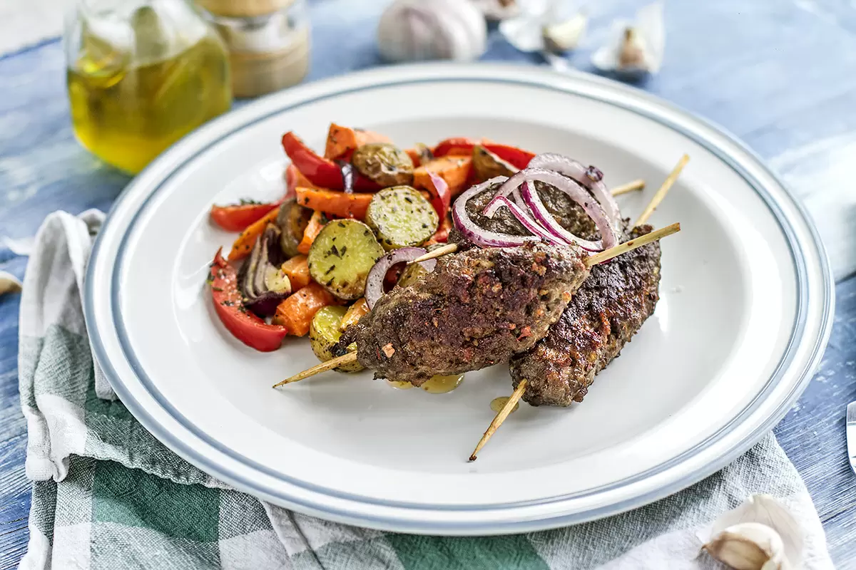 Люля-кебаб с печеными овощами: кулинарное путешествие в мир восточных вкусов