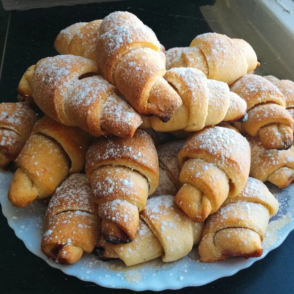 Восхитительные рогалики с вареной сгущенкой: легкий рецепт для уюта дома