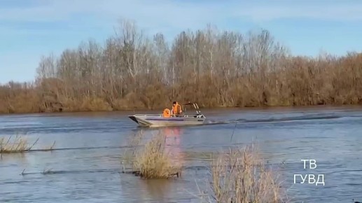«Вода мутная, течение сильное»: пропавших рыбаков продолжают искать под Екатеринбургом — видео с места