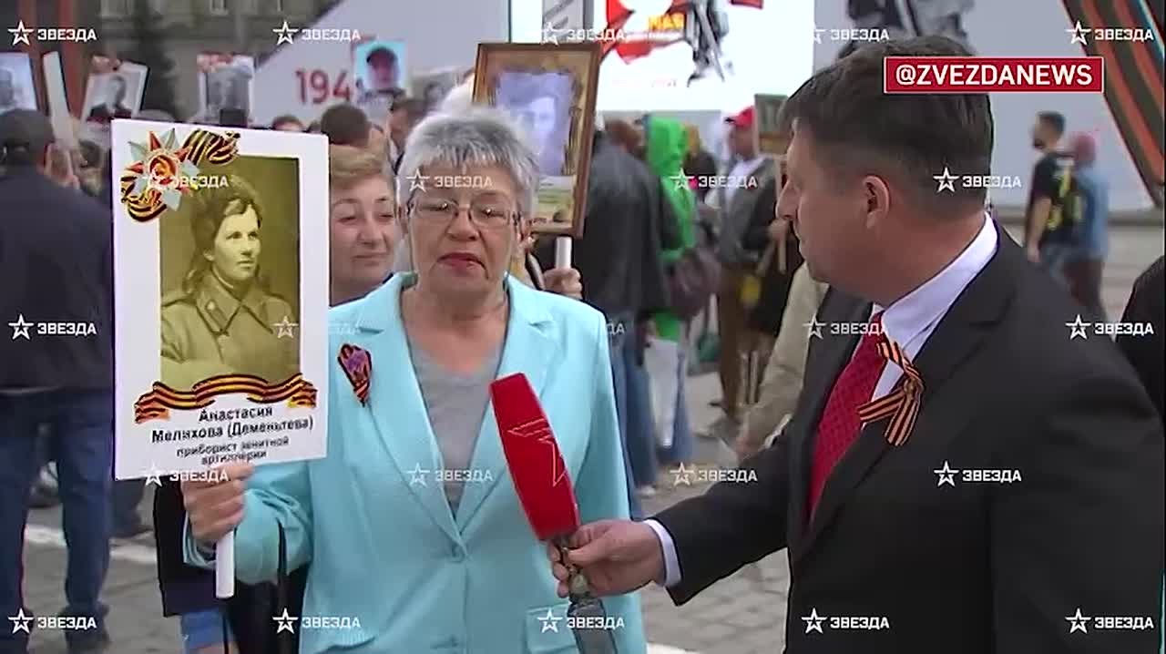 Портреты героев в центре Екатеринбурга — тысячи человек приняли участие в акции "Бессмертный полк"