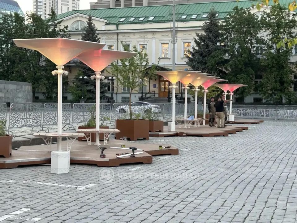 «Лето на площади»: в центре Екатеринбурга заканчивают монтаж зоны отдыха «Лето на площади»: в центре Екатеринбурга заканчивают монтаж зоны отдыха