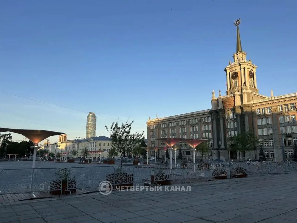 «Лето на площади»: в центре Екатеринбурга заканчивают монтаж зоны отдыха «Лето на площади»: в центре Екатеринбурга заканчивают монтаж зоны отдыха