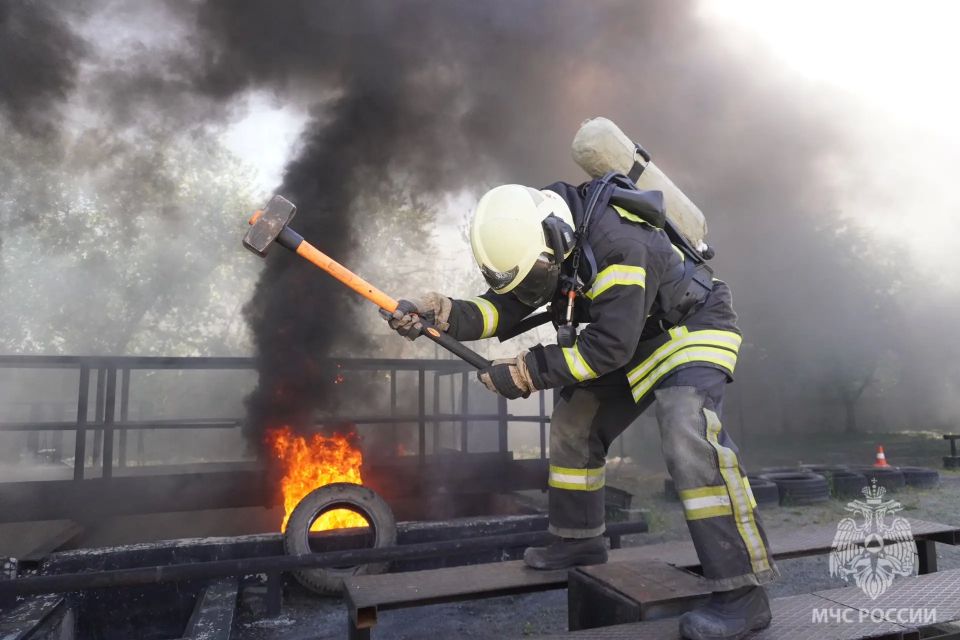 Дым, огонь и мастерство: в Заречном выбрали лучших газодымозащитников Свердловской области Дым, огонь и мастерство: в Заречном выбрали лучших газодымозащитников Свердловской области
