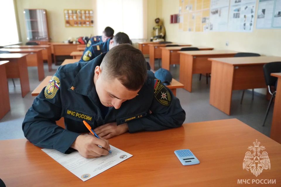 Дым, огонь и мастерство: в Заречном выбрали лучших газодымозащитников Свердловской области Дым, огонь и мастерство: в Заречном выбрали лучших газодымозащитников Свердловской области