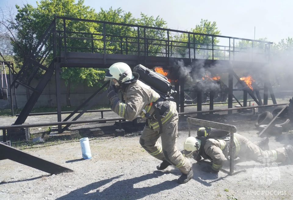 Дым, огонь и мастерство: в Заречном выбрали лучших газодымозащитников Свердловской области Дым, огонь и мастерство: в Заречном выбрали лучших газодымозащитников Свердловской области