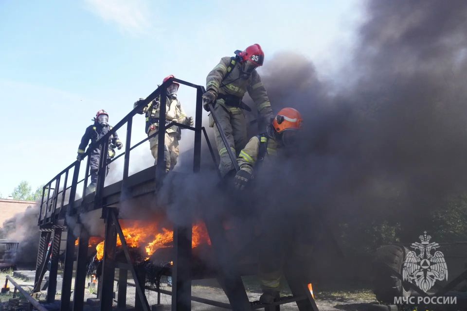Дым, огонь и мастерство: в Заречном выбрали лучших газодымозащитников Свердловской области Дым, огонь и мастерство: в Заречном выбрали лучших газодымозащитников Свердловской области