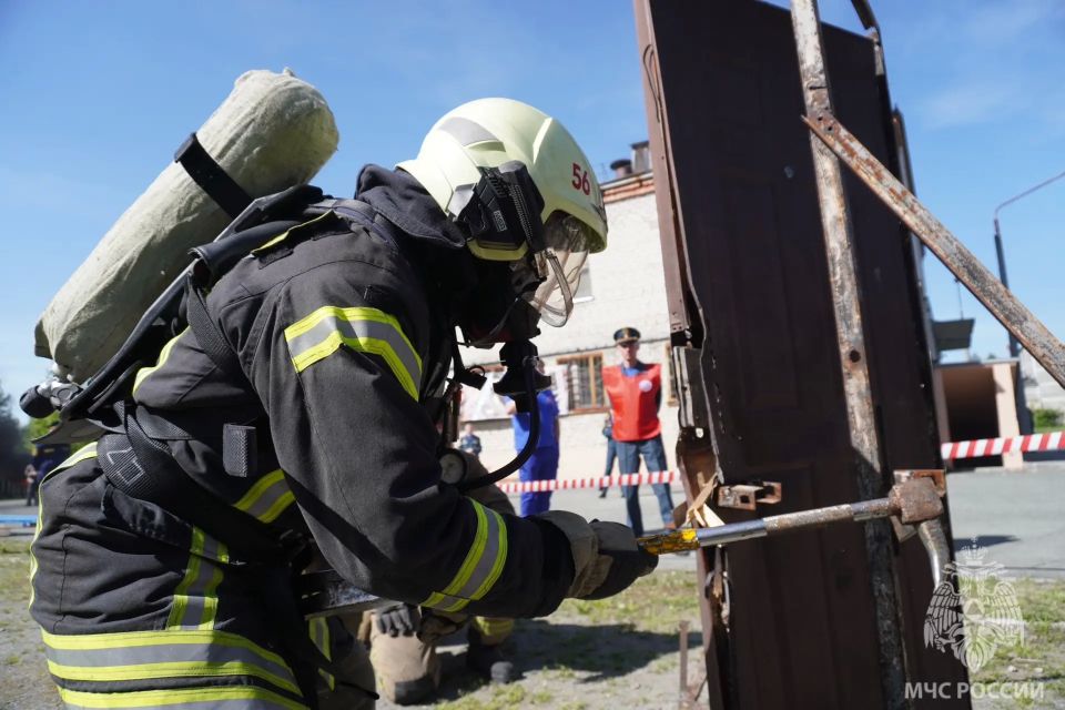 Дым, огонь и мастерство: в Заречном выбрали лучших газодымозащитников Свердловской области Дым, огонь и мастерство: в Заречном выбрали лучших газодымозащитников Свердловской области