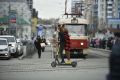 За самокатчиками-нарушителями в Екатеринбурге следят по камерам