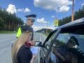 На автозаправочных станциях Свердловской области сотрудники Госавтоинспекции проводят профилактические беседы с водителями