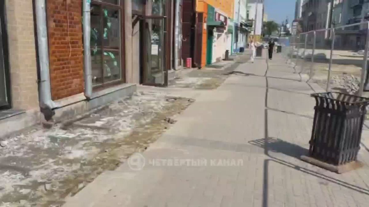 Соскучились по Вайнера? Мы тоже. Поэтому сходили посмотреть, что там сейчас На месте всё также — техника, рабочие, ограждения и участки без привычной плитки
