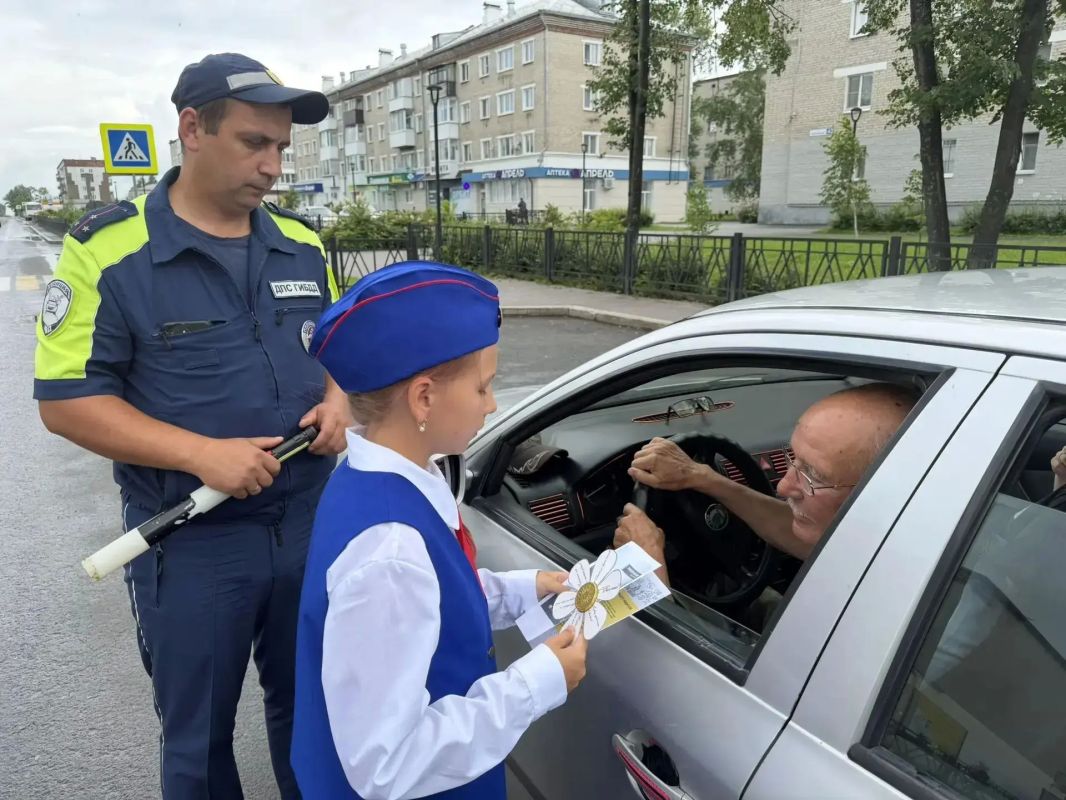 Акция «Ромашка безопасности» прошла в Туринске в День семьи, любви и верности Акция «Ромашка безопасности» прошла в Туринске в День семьи, любви и верности