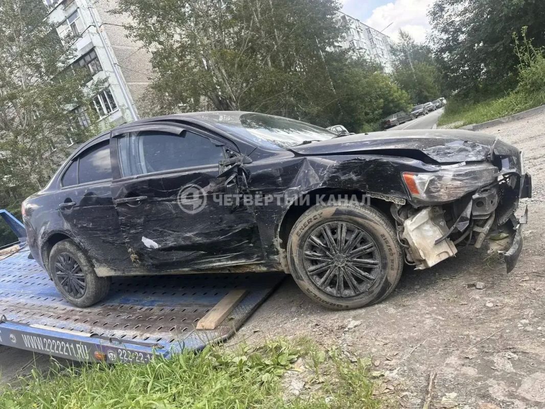 Ущерб — миллион рублей: подробности ночного ДТП с Mitsubishi во дворе Екатеринбурга Ущерб — миллион рублей: подробности ночного ДТП с Mitsubishi во дворе Екатеринбурга