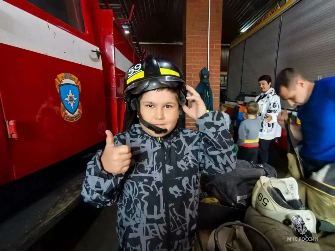 Юные гости в 59-й пожарно-спасательной части: воспитанники лагеря «Фаворит» на уроках безопасности Юные гости в 59-й пожарно-спасательной части: воспитанники лагеря «Фаворит» на уроках безопасности