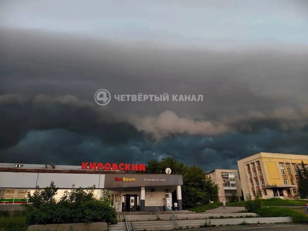 Устрашающее грозовое небо заметили подписчики над Каменском-Уральским Устрашающее грозовое небо заметили подписчики над Каменском-Уральским
