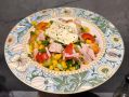 Салат из копчёной курицы с перцем и кукурузой: готовим за 15 минут без плиты