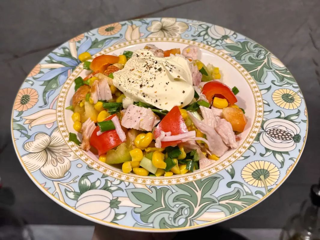 Салат из копчёной курицы с перцем и кукурузой: готовим за 15 минут без плиты