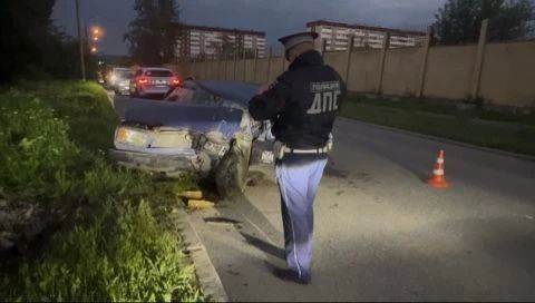 В Екатеринбурге автомобиль въехал в фонарь