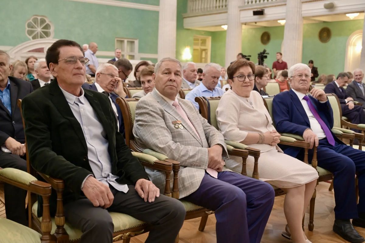 Губернатор Свердловской области Денис Паслер вручил выдающимся уральцам государственные награды Российской Федерации, Президента РФ и награды Свердловской области Губернатор Свердловской области Денис Паслер вручил выдающимся уральцам государственные награды Российской Федерации, Президента РФ и награды Свердловской области