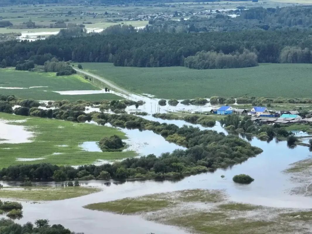Паводковая ситуация в Ирбите сложная Вода продолжает заходить в населённые пункты. В ПВР эвакуированы жители поселка Зайково. Вывозят животных из помещений местного сельскохозяйственного предприятия Паводковая ситуация в Ирбите сложная Вода продолжает заходить в населённые пункты. В ПВР эвакуированы жители поселка Зайково. Вывозят животных из помещений местного сельскохозяйственного предприятия
