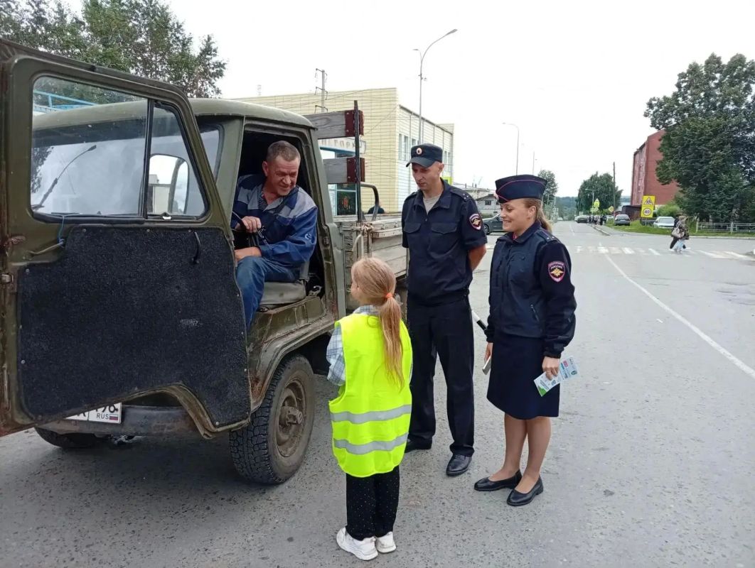 Культуру безопасного движения прививают автоинспекторы водителям и детям Культуру безопасного движения прививают автоинспекторы водителям и детям