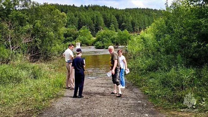 На страже безопасности: спасатели патрулируют территории подверженные риску подтопления На страже безопасности: спасатели патрулируют территории подверженные риску подтопления