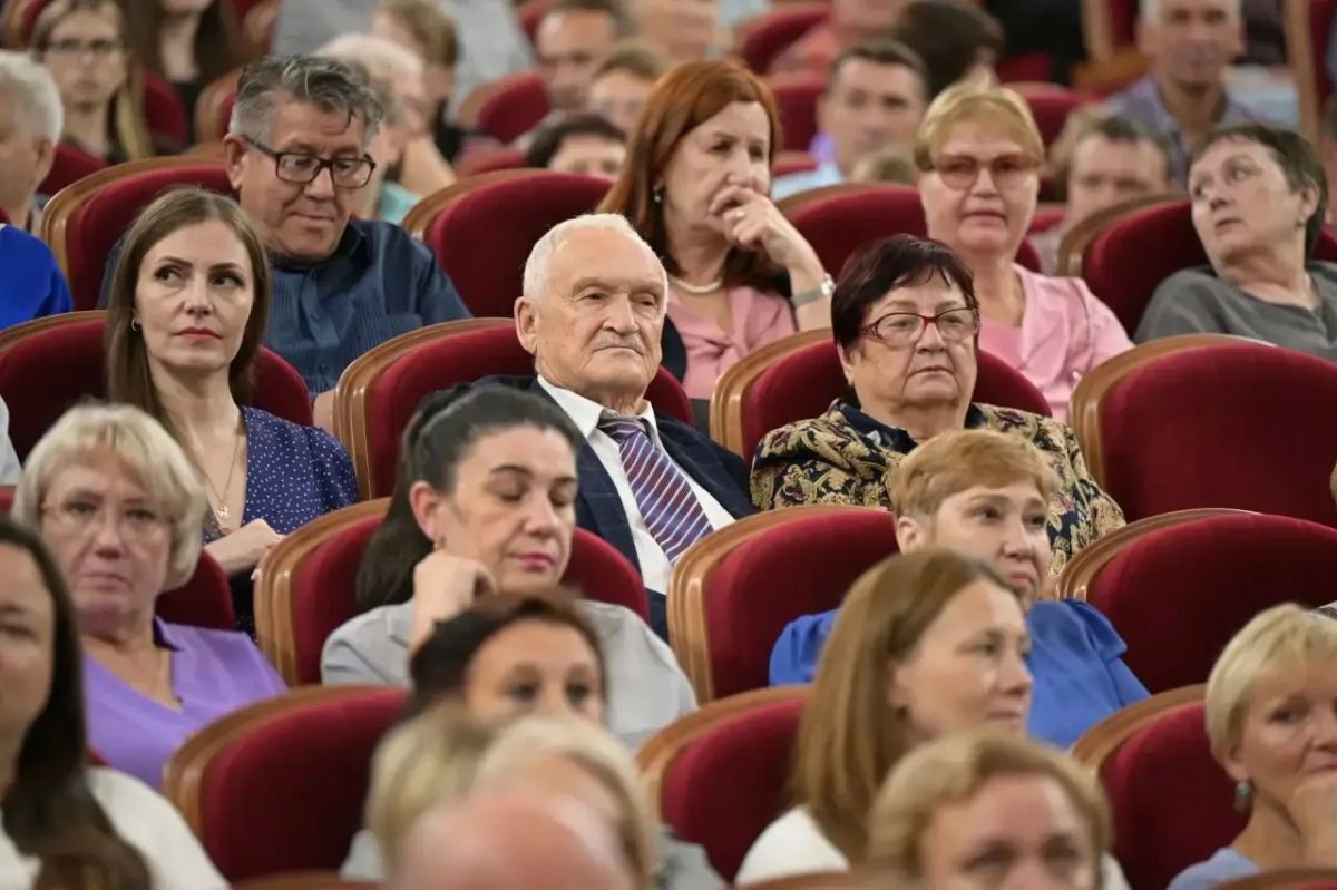Денис Паслер в Кировграде поздравил металлургов с праздником Денис Паслер в Кировграде поздравил металлургов с праздником