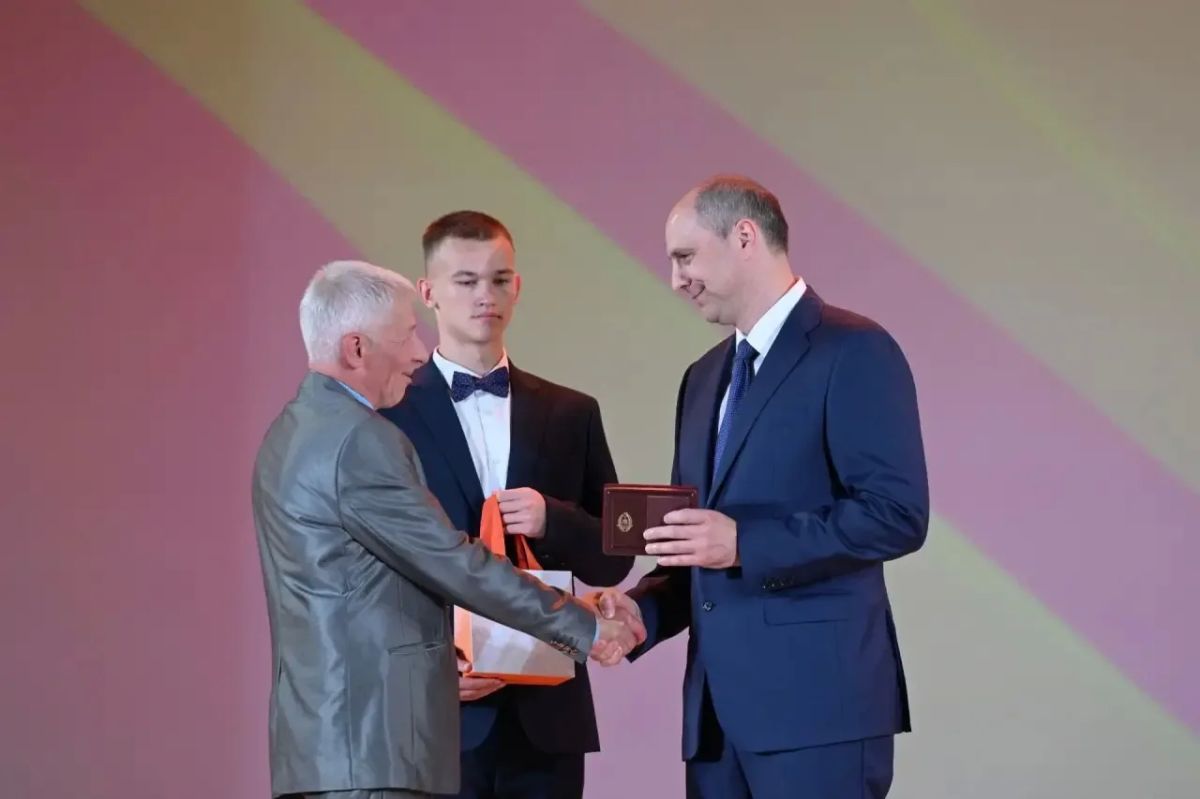 Денис Паслер в Кировграде поздравил металлургов с праздником Денис Паслер в Кировграде поздравил металлургов с праздником