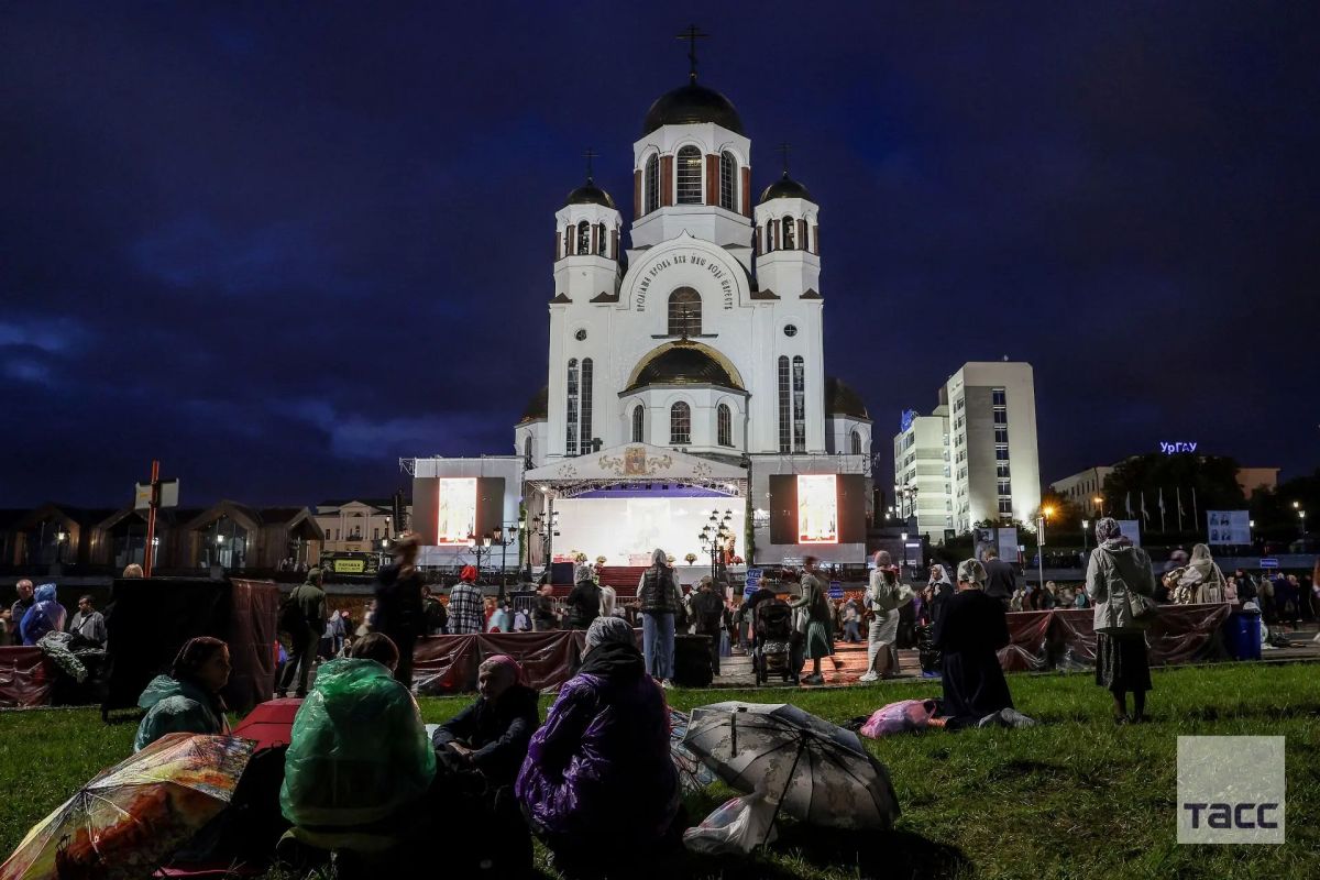 Крестный ход в память о царской семье Романовых прошел в Екатеринбурге Крестный ход в память о царской семье Романовых прошел в Екатеринбурге