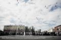 На Площади Победы в Ревде (Свердловская область) в честь Дня металлурга открыли светомузыкальный фонтан на месте демонтированного в 2024 году памятника Ленину