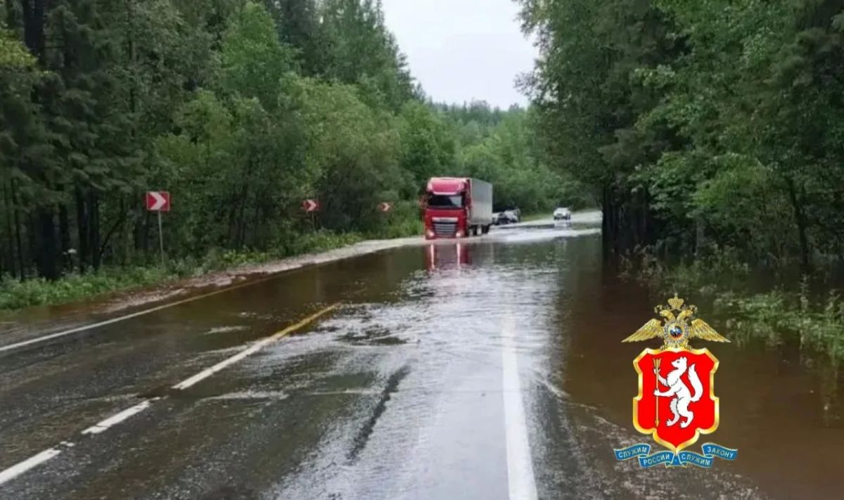 Ограничено движение из-за затопления проезжей части в Свердловской области