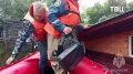 Дома стоят почти по крышу в воде, из-за чего спасатели эвакуируют жителей Свердловской области на лодках