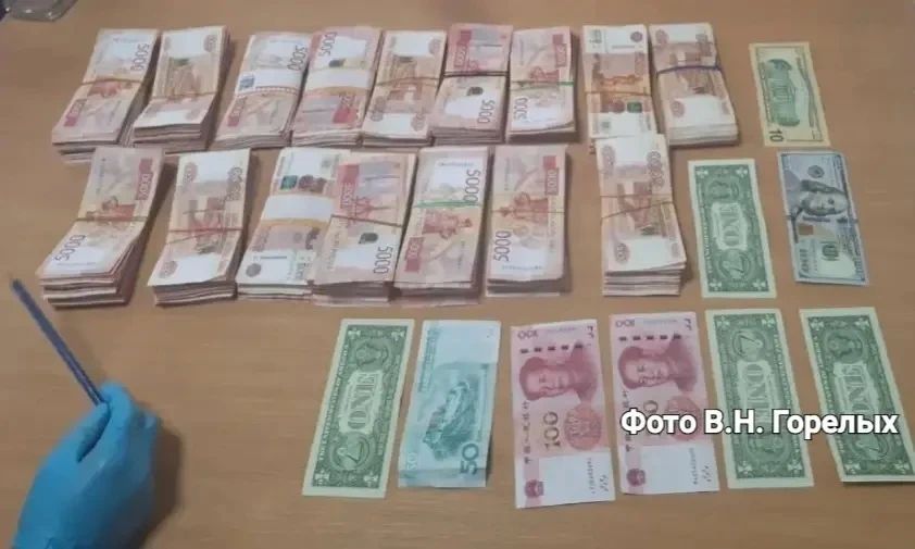 Искали наркотики, а нашли 8 миллионов: полиция задержала курьеров, ограбивших бизнесмена при помощи его сына Искали наркотики, а нашли 8 миллионов: полиция задержала курьеров, ограбивших бизнесмена при помощи его сына