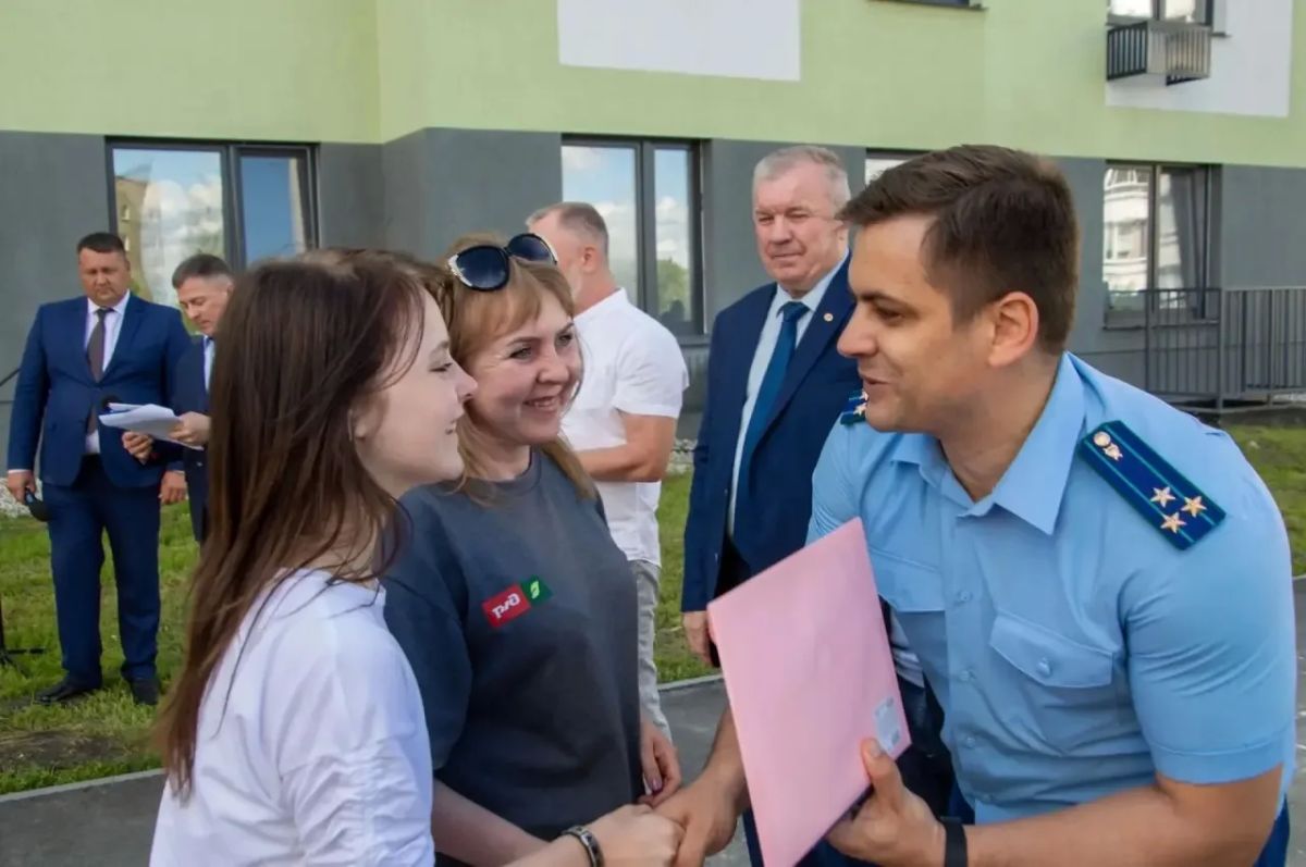 В Ирбите благодаря вмешательству прокуратуры жильцам аварийного дома предоставлены благоустроенные квартиры в новостройке В Ирбите благодаря вмешательству прокуратуры жильцам аварийного дома предоставлены благоустроенные квартиры в новостройке
