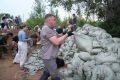 Тюмень борется с аномальным паводком: горожане укрепляют дамбы, вода поднялась до 889 см