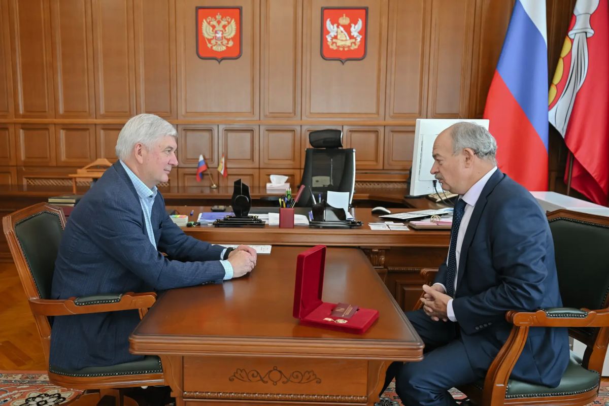 Губернатор вручил публицисту Ивану Щелокову почетный знак «За добросовестный труд и профессионализм» Губернатор вручил публицисту Ивану Щелокову почетный знак «За добросовестный труд и профессионализм»