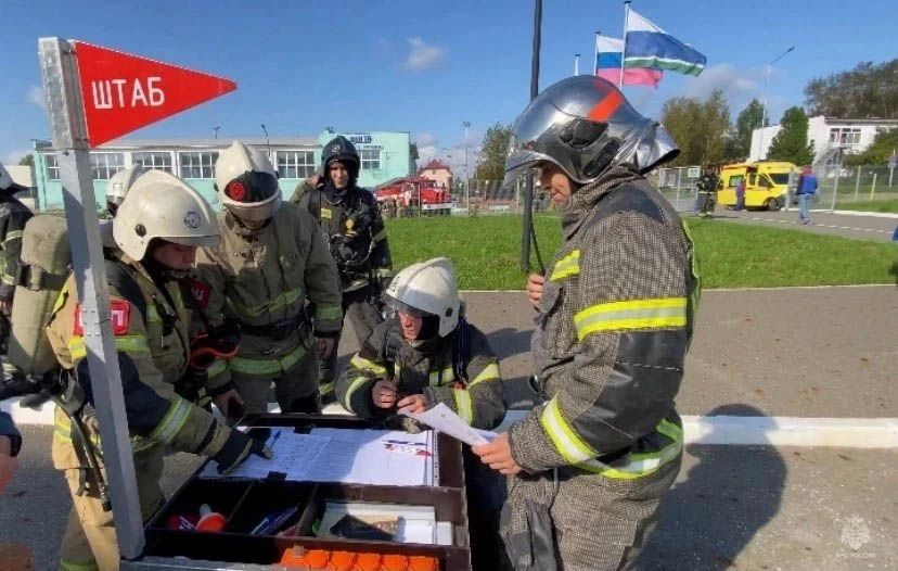Готовность № 1: пожарно-тактическое учение в Ледовом дворце Готовность № 1: пожарно-тактическое учение в Ледовом дворце