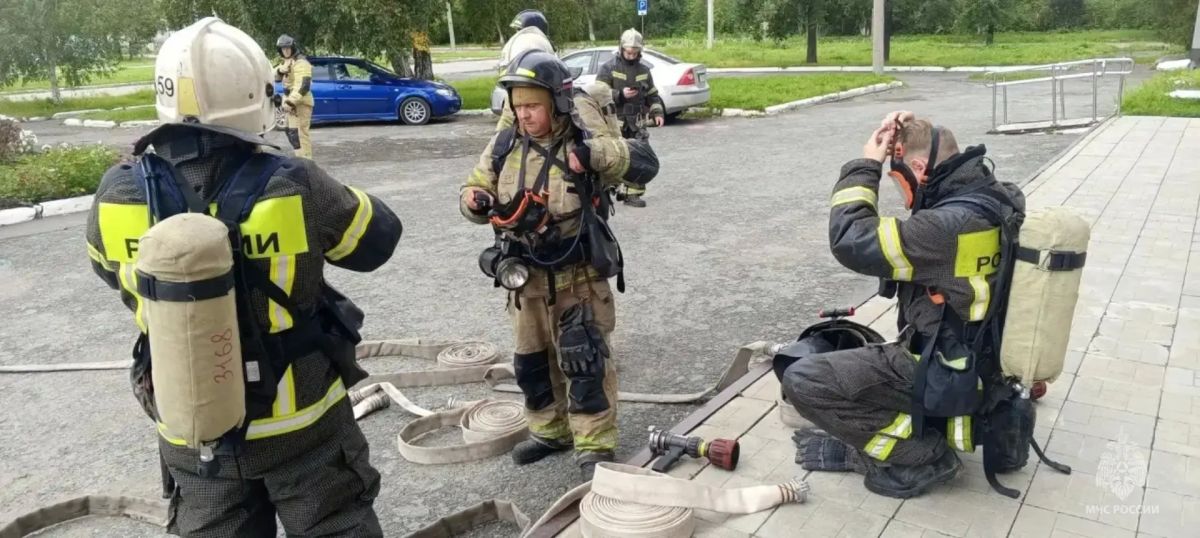 В условиях максимально приближенных к реальным: учения в Дворце культуры В условиях максимально приближенных к реальным: учения в Дворце культуры