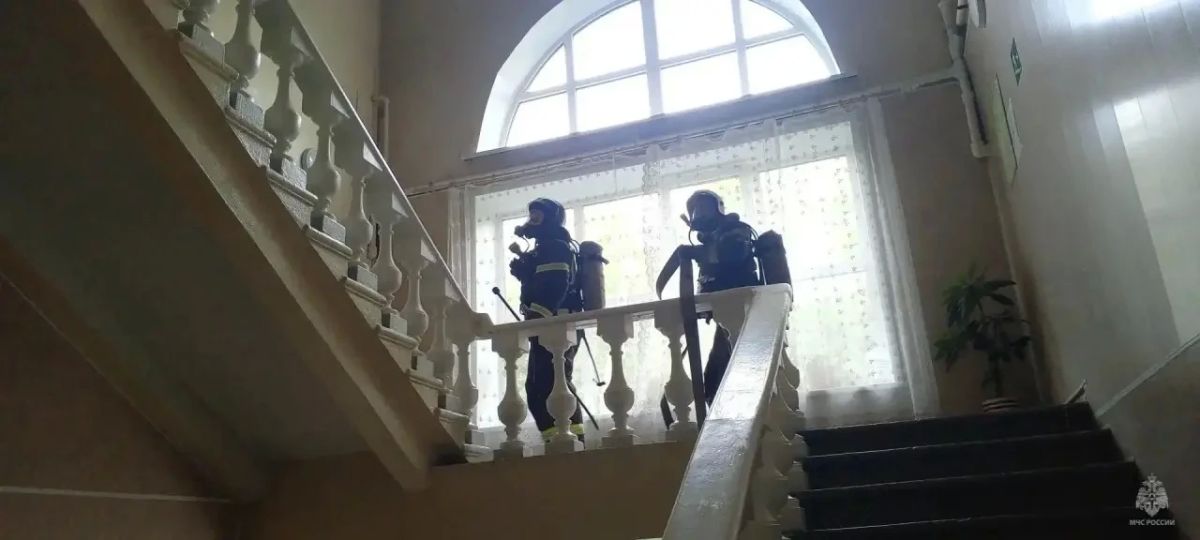 В условиях максимально приближенных к реальным: учения в Дворце культуры В условиях максимально приближенных к реальным: учения в Дворце культуры