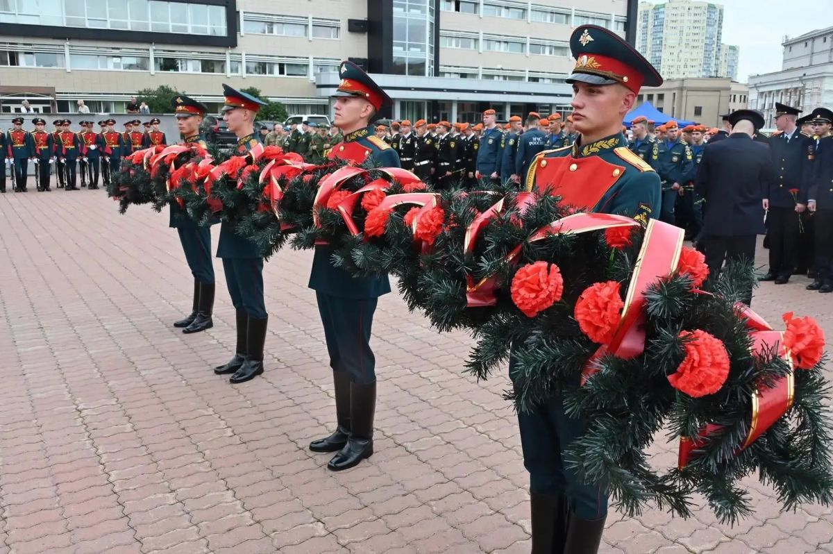 Уральцы почтили память жертв терактов и бойцов, погибших в антитеррористических операциях Уральцы почтили память жертв терактов и бойцов, погибших в антитеррористических операциях
