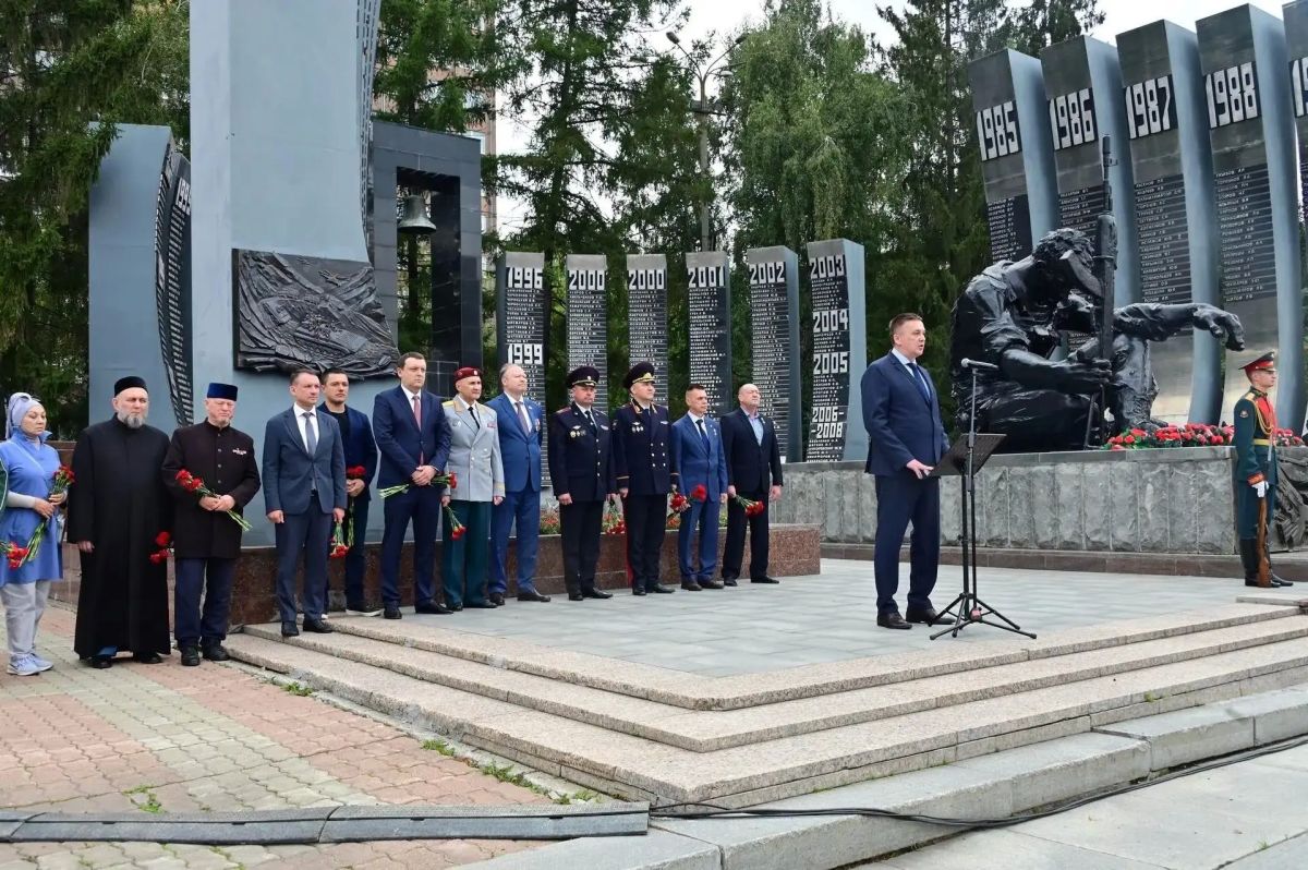 Уральцы почтили память жертв терактов и бойцов, погибших в антитеррористических операциях Уральцы почтили память жертв терактов и бойцов, погибших в антитеррористических операциях