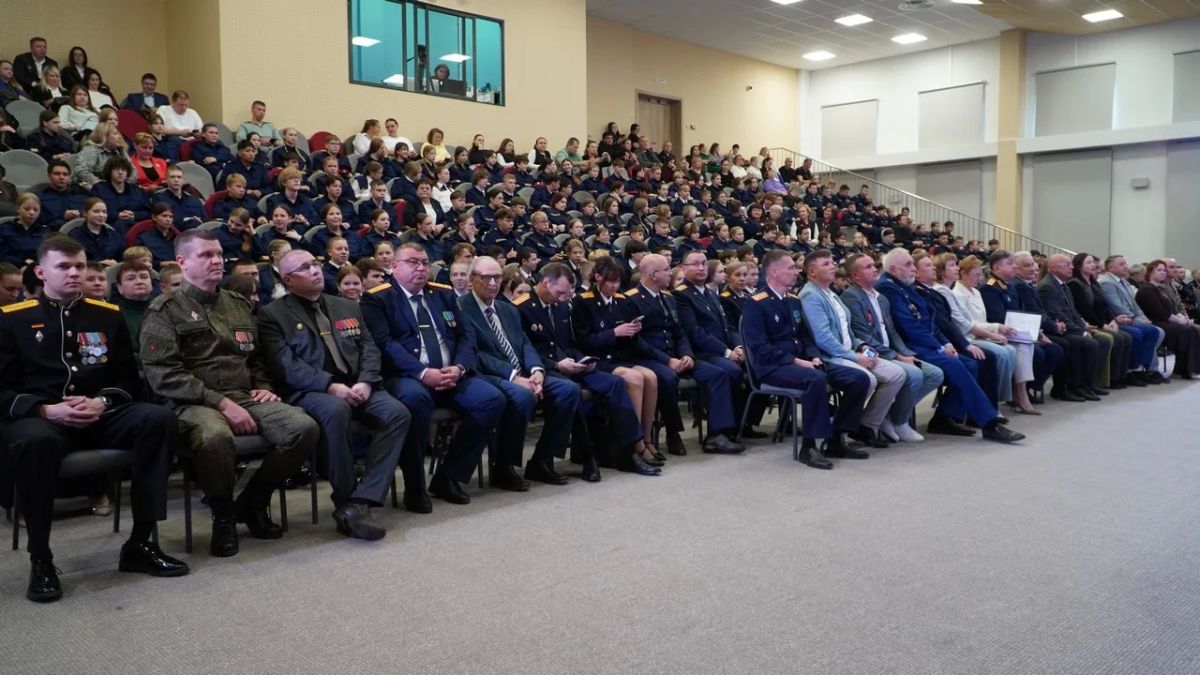 Более 250 школьников Свердловской области посвятили в кадеты Следственного комитета России Более 250 школьников Свердловской области посвятили в кадеты Следственного комитета России
