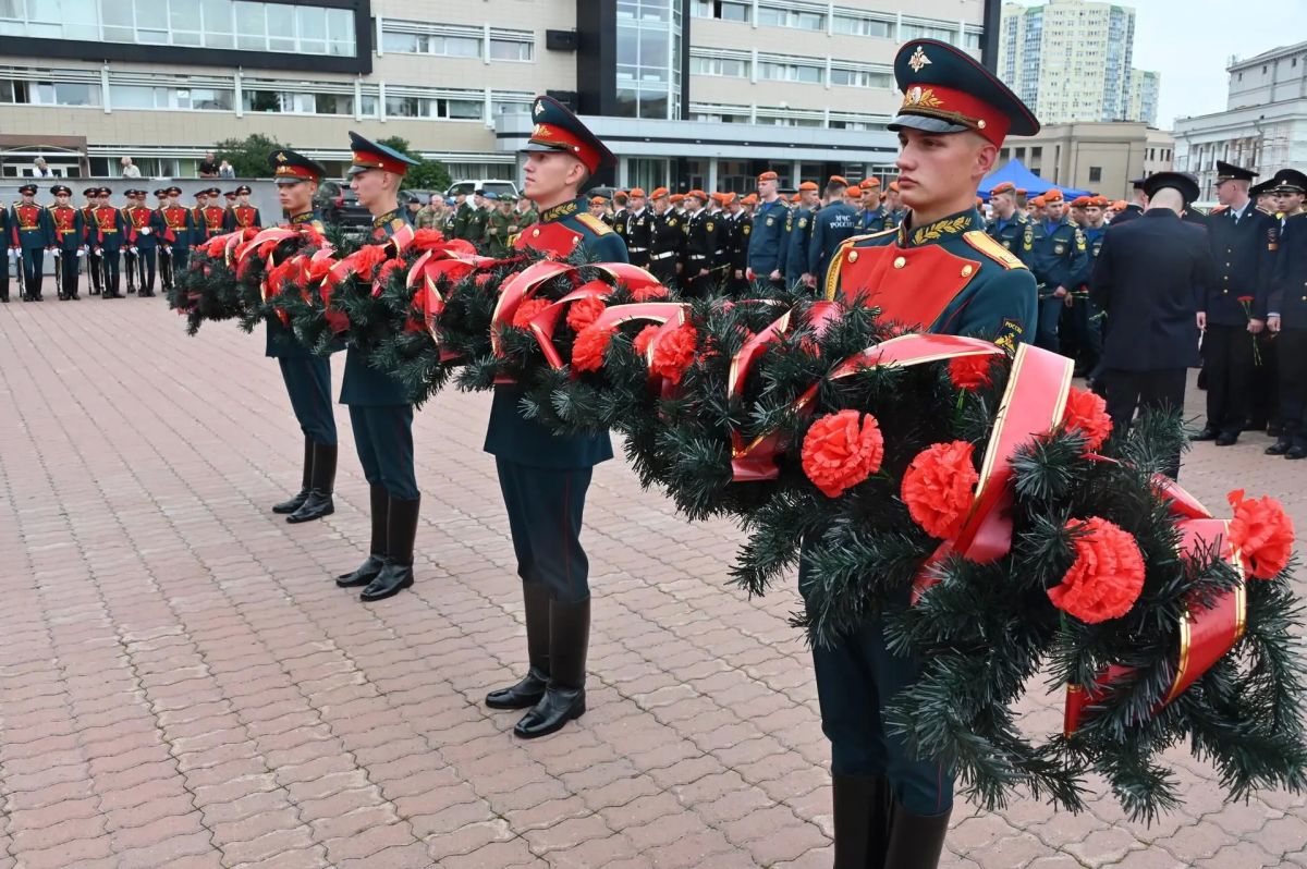 Уральцы почтили память жертв терактов и бойцов, погибших в антитеррористических операциях Уральцы почтили память жертв терактов и бойцов, погибших в антитеррористических операциях