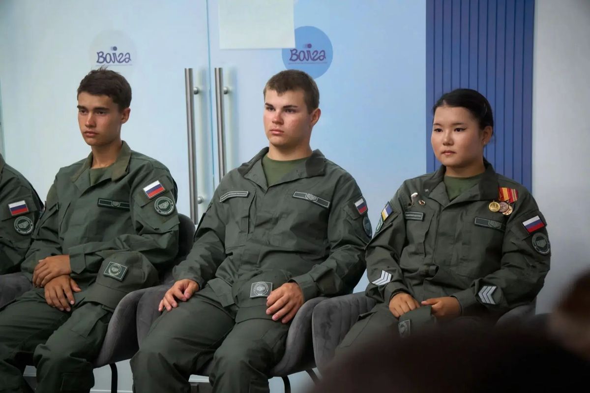 Победители «Зарницы 2.0» получили наручные часы от Юрия Трутнева Победители «Зарницы 2.0» получили наручные часы от Юрия Трутнева