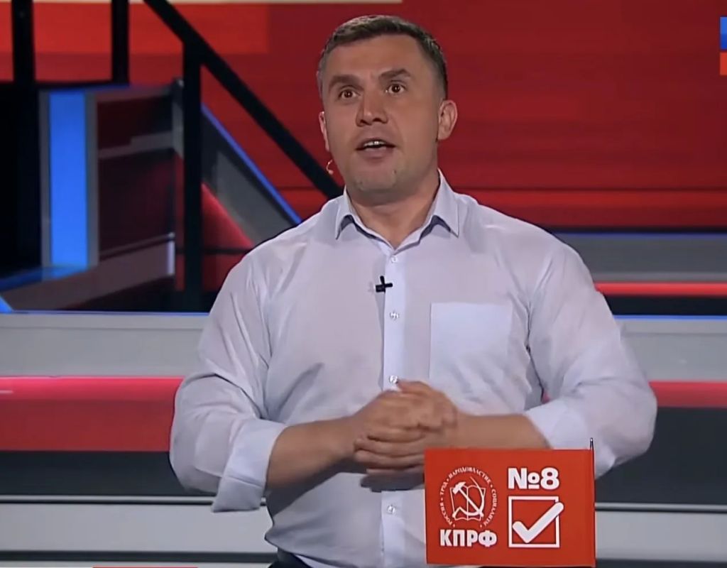 В Екатеринбурге полиция задержала кандидата в депутаты Госдумы от «Яблока» Константина Киселева, когда он направлялся на дебаты на телеканале ВГТРК–Урал В Екатеринбурге полиция задержала кандидата в депутаты Госдумы от «Яблока» Константина Киселева, когда он направлялся на дебаты на телеканале ВГТРК–Урал