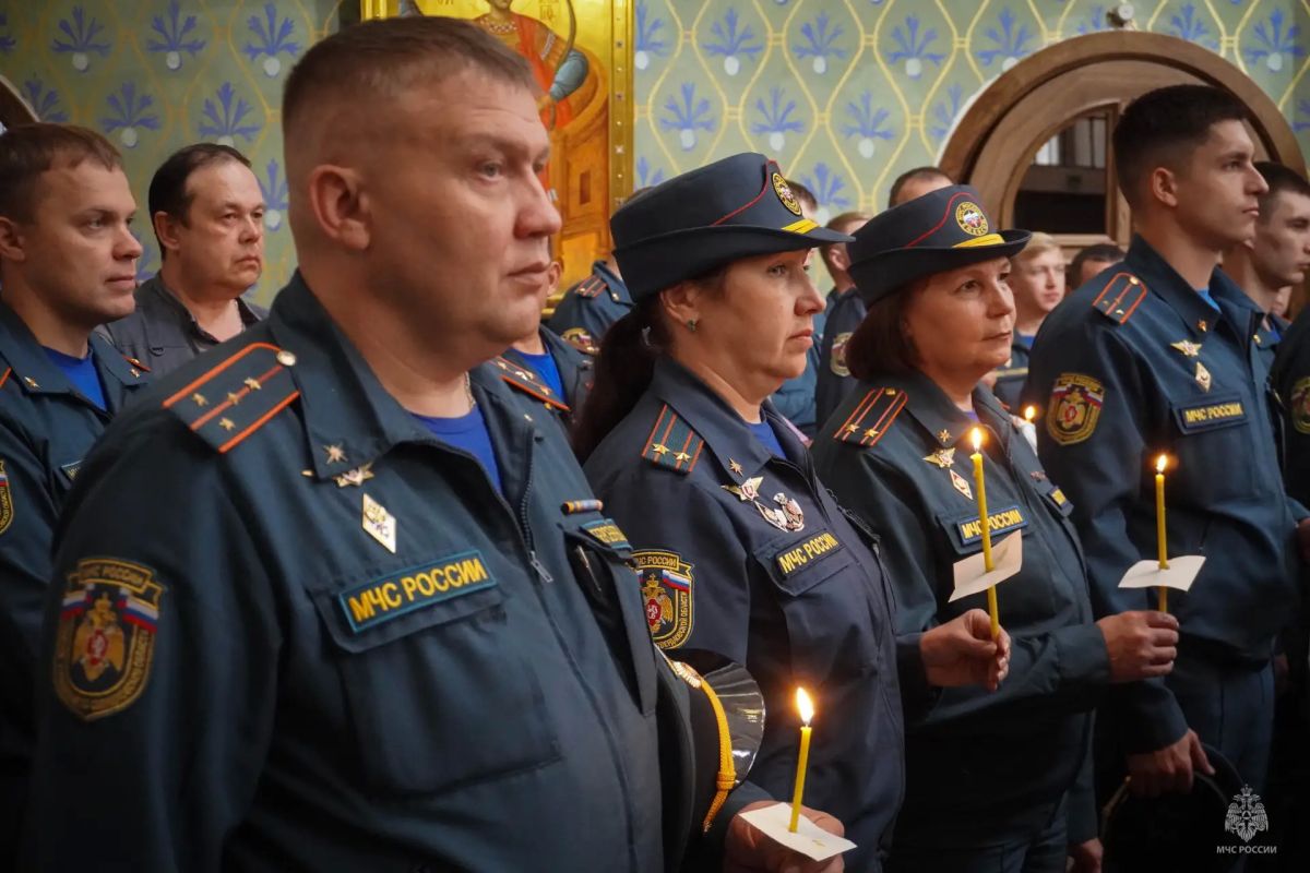 Сегодня в г.Екатеринбурге в память о трагически ушедшем Министре МЧС России Евгении Зиничеве прошла панихида в Храме-Памятнике на Крови во имя Всех Святых в Земле Российской Просиявших Сегодня в г.Екатеринбурге в память о трагически ушедшем Министре МЧС России Евгении Зиничеве прошла панихида в Храме-Памятнике на Крови во имя Всех Святых в Земле Российской Просиявших