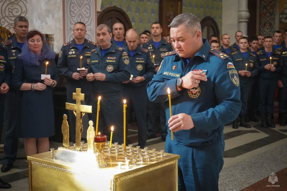Сегодня в г.Екатеринбурге в память о трагически ушедшем Министре МЧС России Евгении Зиничеве прошла панихида в Храме-Памятнике на Крови во имя Всех Святых в Земле Российской Просиявших Сегодня в г.Екатеринбурге в память о трагически ушедшем Министре МЧС России Евгении Зиничеве прошла панихида в Храме-Памятнике на Крови во имя Всех Святых в Земле Российской Просиявших
