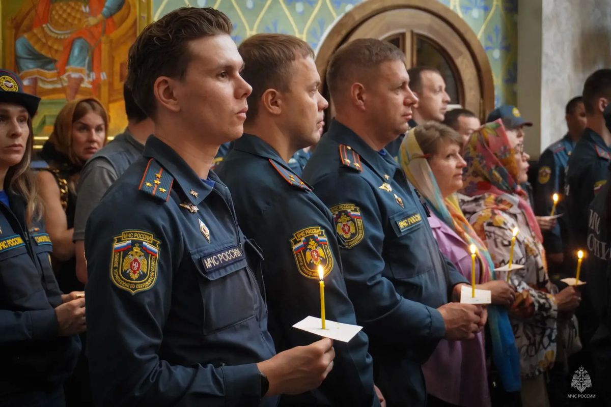 Сегодня в г.Екатеринбурге в память о трагически ушедшем Министре МЧС России Евгении Зиничеве прошла панихида в Храме-Памятнике на Крови во имя Всех Святых в Земле Российской Просиявших Сегодня в г.Екатеринбурге в память о трагически ушедшем Министре МЧС России Евгении Зиничеве прошла панихида в Храме-Памятнике на Крови во имя Всех Святых в Земле Российской Просиявших
