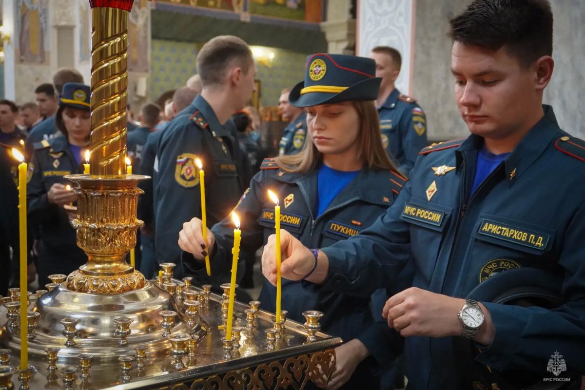 Сегодня в г.Екатеринбурге в память о трагически ушедшем Министре МЧС России Евгении Зиничеве прошла панихида в Храме-Памятнике на Крови во имя Всех Святых в Земле Российской Просиявших Сегодня в г.Екатеринбурге в память о трагически ушедшем Министре МЧС России Евгении Зиничеве прошла панихида в Храме-Памятнике на Крови во имя Всех Святых в Земле Российской Просиявших